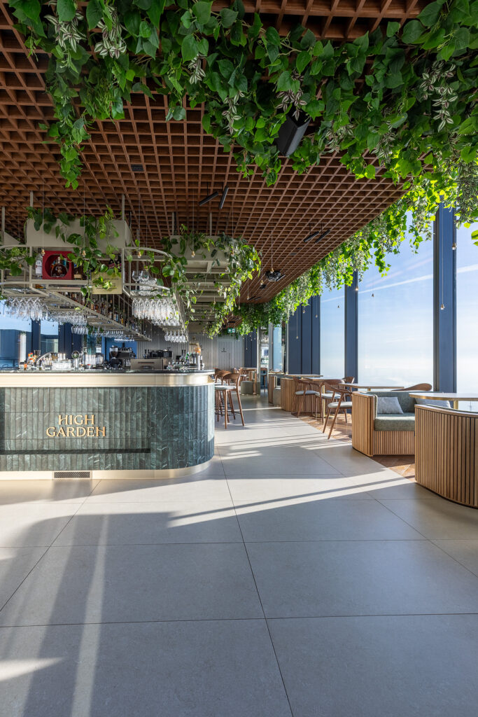 Rośliny we wnętrzu: High Garden Rooftop Lounge